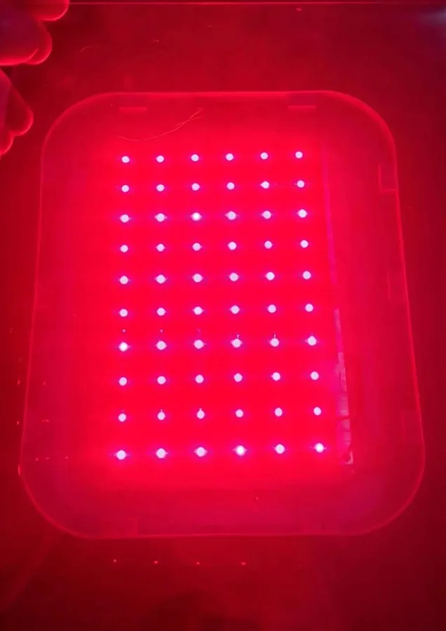 Красное световое воздействие LED-панели при фотодинамической терапии